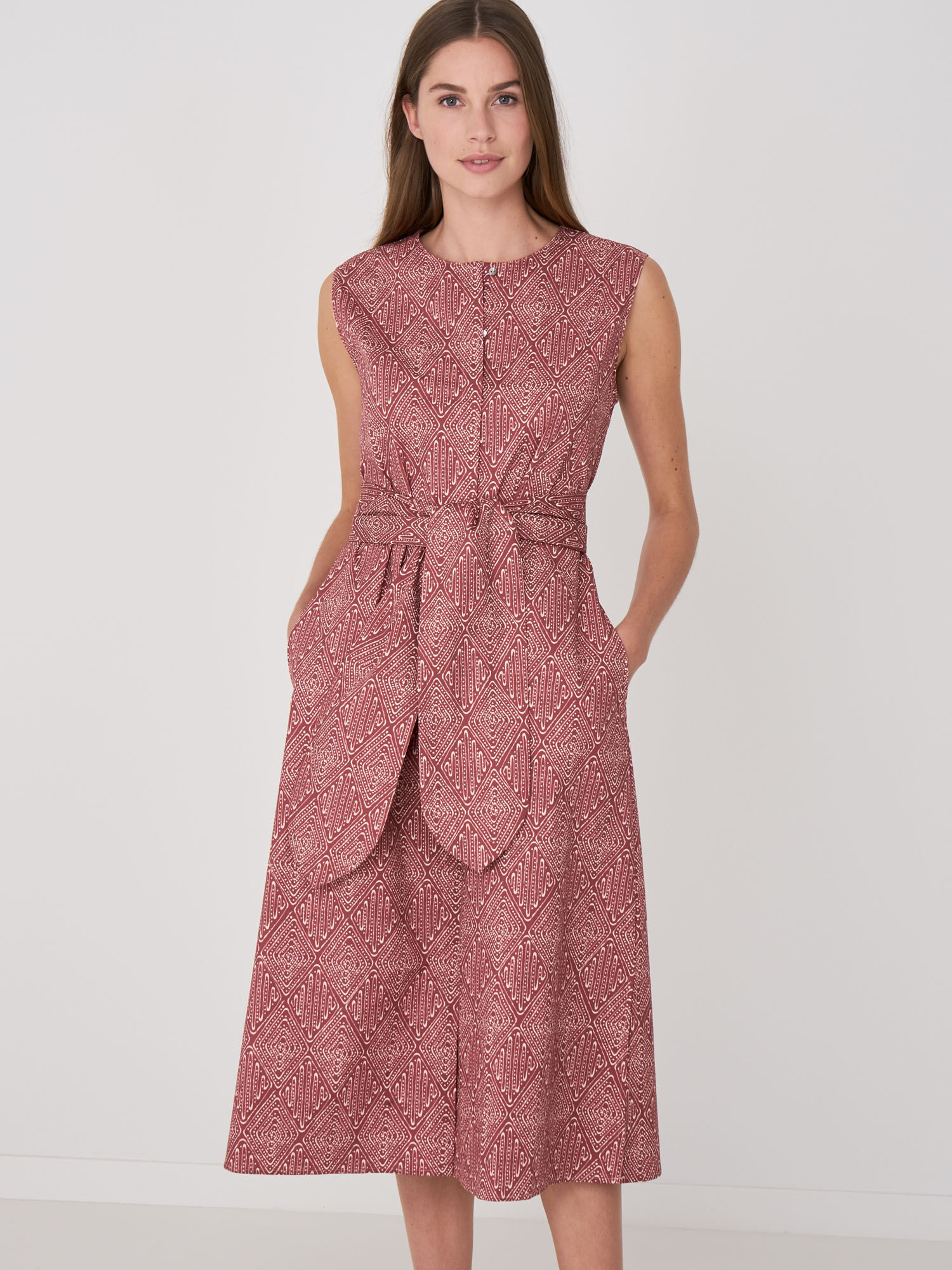 Mouwloze jurk met etnische print en riem