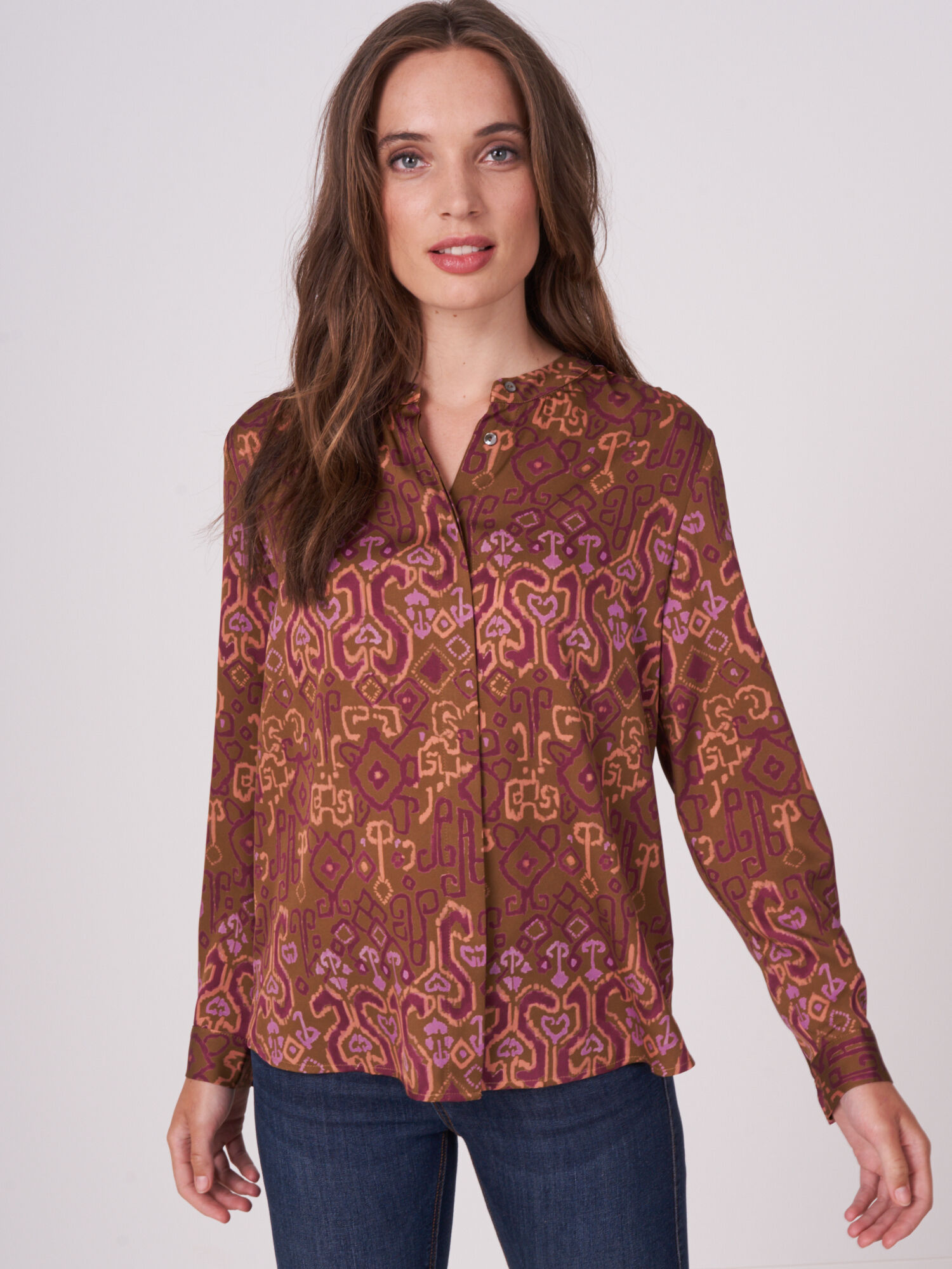 Zijden blouse met knopen en etnische print